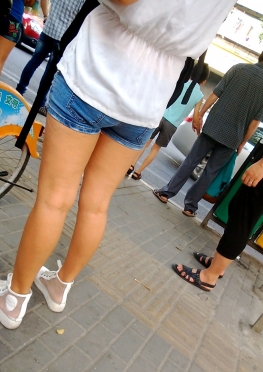 58747-58748等公交车的牛仔热裤大长腿美女视频