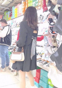 68514戴着口罩逛街的黑色短裙白丝足长腿女孩子视频