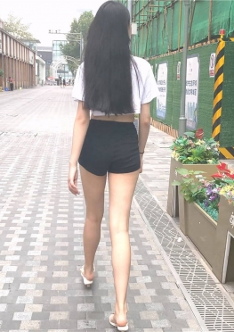 64359魔镜街拍紧身黑色热裤大长腿白腿极品女孩视频