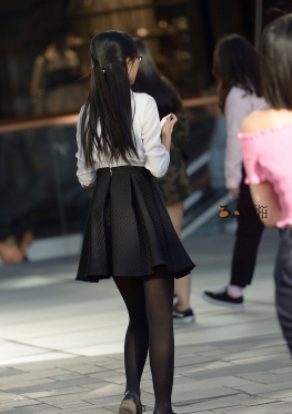 街拍小姐姐女生短裙长腿美女图片
