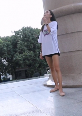 71903学校里走来走去的美足长腿女同学视频