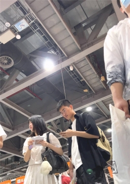 68938-68939逛漫展的白色短裙白丝长腿女孩子视频