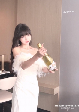 69180开香槟的白色长裙极品女孩子视频