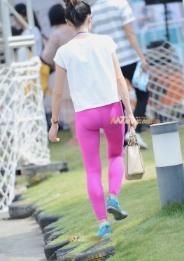 粉红紧身健身裤美女图片