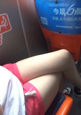 59358-59359-59360公交车上热裤大白腿美女视频