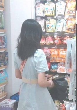 67313逛商店的牛仔热裤短裤长腿女孩视频