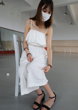 2018-DXG-022【215P+1V】白色长裙女同--在教室里拖肉丝足套图