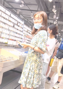 68489爱逛街的戴口罩的女孩子视频