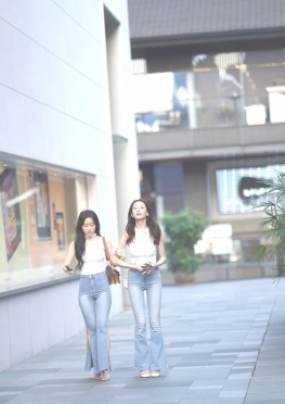 63159-63160逛街的三位紧身牛仔裤长腿女孩视频