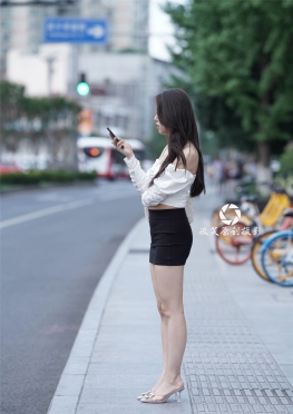 无妳冬天【575P】3a街拍第一站一个人逛街的黑色短裙大白腿美足极品美女套图，玉足长腿小姐姐婀娜多姿，回眸一笑百媚生，六宫粉黛无颜色。