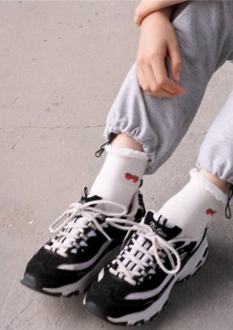 69010坐在地上穿袜子穿鞋子的大学生学妹女孩视频