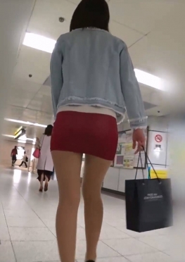 68003一个人乘坐地铁的红色超短包裙长腿女孩视频