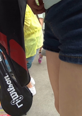 59364校园街边买东西的热裤大白腿长腿美女同学视频