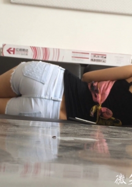 59890-59891躺在沙发上睡觉的紧身牛仔热裤翘臀长腿美女视频