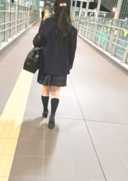 68258坐在地铁上的姿势很随意的jk短裙女孩视频