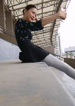 71924观众席上的肉丝足紧身裤长腿美女同学视频