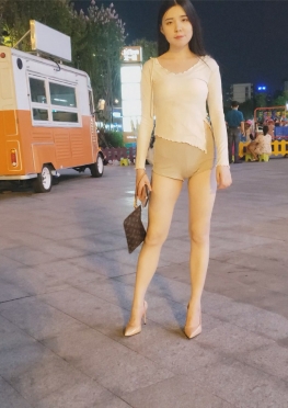 63548-63549-63553夜晚逛街的超短紧身短裤长腿女孩视频