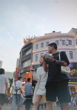 68162逛街的白色短裙大长腿女孩视频