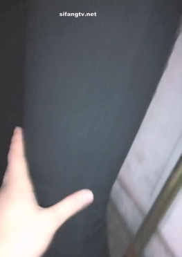 63922-63923晚上楼道里偶遇黑色紧身裤长腿女孩视频