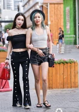 3a街拍时尚性感的闺蜜 白衣校花与大长腿女孩