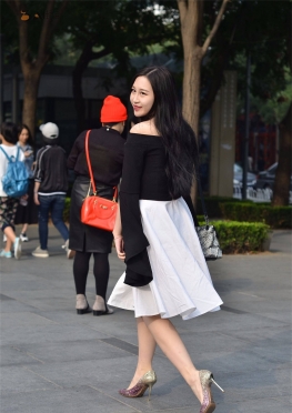 逛街的白色长裙高跟鞋长腿美女图