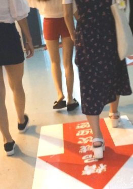 61203-61204-61205逛街的热裤美女视频