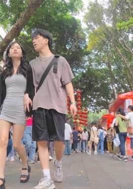 68202大白腿逛街的灰色超短裙包裙长腿小姐姐视频