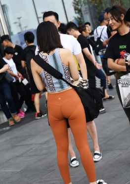 滚叔街拍桔色紧身裤美女
