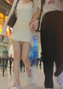 68116和闺蜜逛街的白色短裙大长腿白腿小姐姐视频
