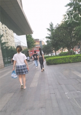 64619-64620魔镜街拍第一站玩手机的黑色瑜伽裤长腿美女视频