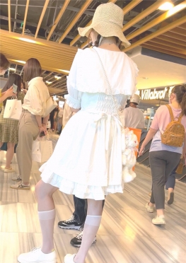 68739戴帽子的白色短裙白袜长腿小姐姐视频