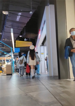 68121打扮的超级可爱的长腿小姐姐视频