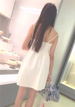 68477戴着口罩逛博物馆的白色吊带裙长腿小姐姐视频