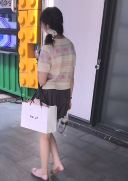 71834街拍邻居小姐姐逛街回家的jk短裙长腿美女视频