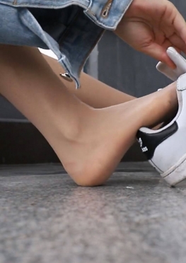 71922-71923校园走廊一角的肉丝足大长腿美女同学视频