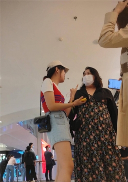 68124逛商场的牛仔短裙白袜长腿小姐姐视频