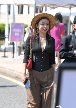 33879【58P】阳光下逛街的帽子女孩套图