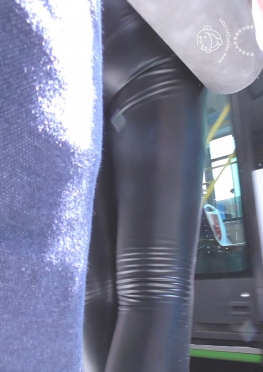 61199逛街的黑色紧身皮裤翘臀长腿美女视频