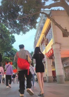 68180逛街的黑色短裙大长腿女孩视频