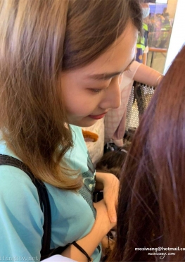 67075-67077排队买东西的百褶裙漂亮小姐姐鼻涕视频