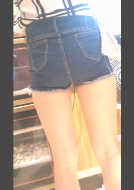 65416-65418街拍第一站紧身牛仔热裤长腿美女视频