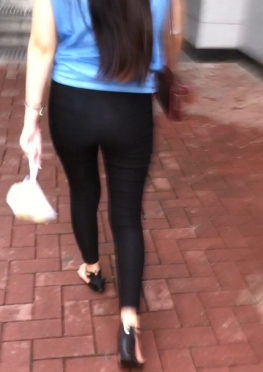 59139小区上楼梯的黑色紧身裤翘臀长腿美女视频