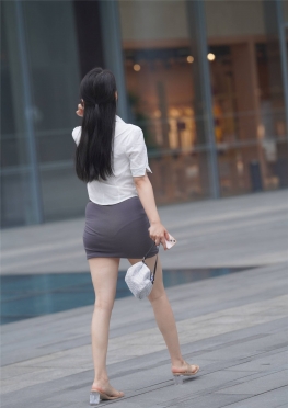 5060HS包TQ【795P】逛街回家的超短包裙大长腿美足白腿美女图