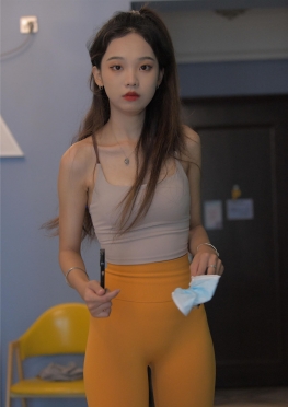 M00946【801P】笑容甜美穿着拖鞋逛街的紧身瑜伽裤长腿女孩...