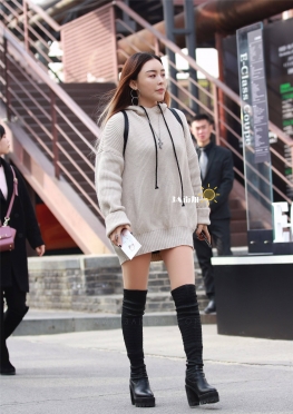 肉丝长靴长发美女