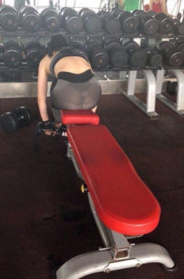 健身房偶遇紧身裤翘臀美女，你在干啥呢？