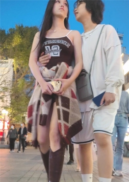 68178逛街的长腿小姐姐视频