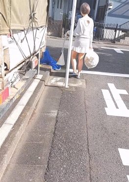 68286在外面打扫垃圾的白色短裙大长腿女孩视频，短发小姐姐