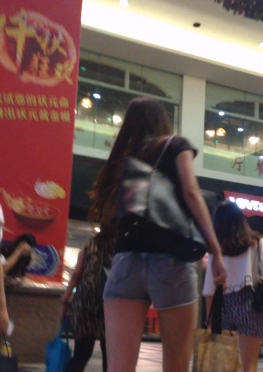 66247街拍第一站超短紧身牛仔热裤长腿女孩视频