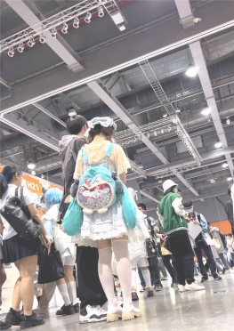 68933-68934逛漫展的白丝长腿小姐姐视频